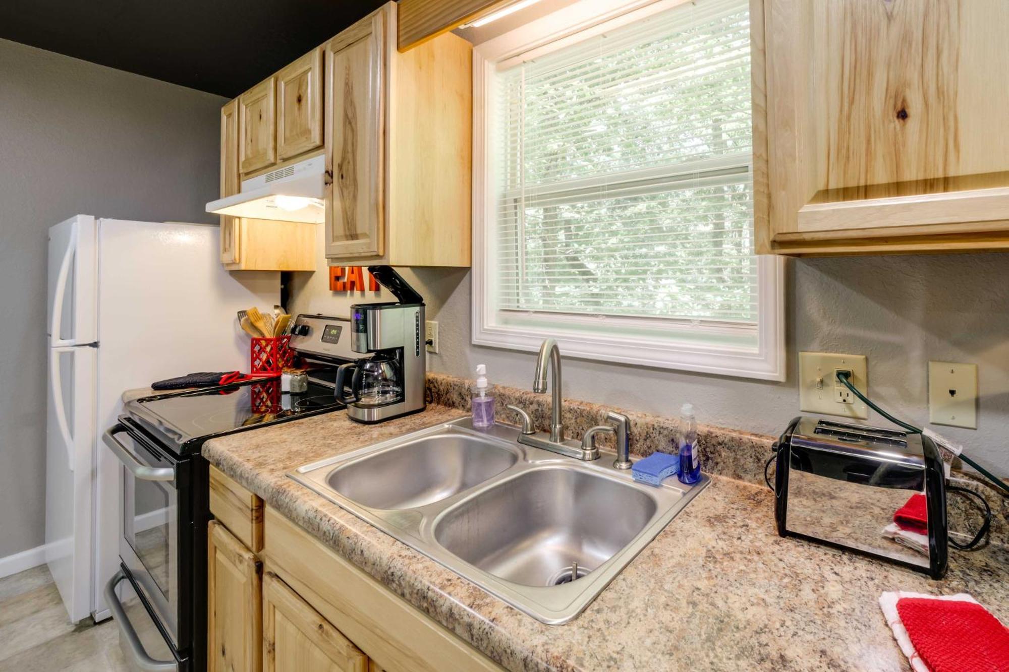 Cozy Whittier Cabin And Yard And Hot Tub, Pets Welcome Bagian luar foto